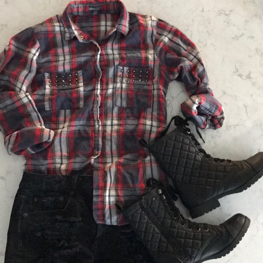 📍SOLD📍Plaid button up